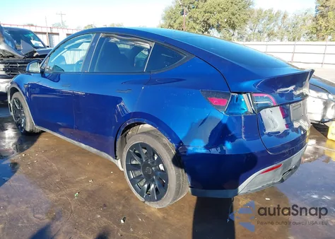 2024 Tesla Model Y Long Range Dual Motor All-Wheel Drive z USA, uszkodzony, nr VIN 7SAYGDEEXRA283953